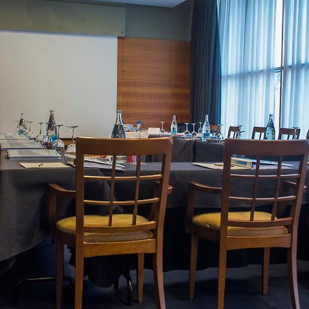 Gran Hotel Lakua Vitoria-Gasteiz Exterior foto A meeting room at the hotel