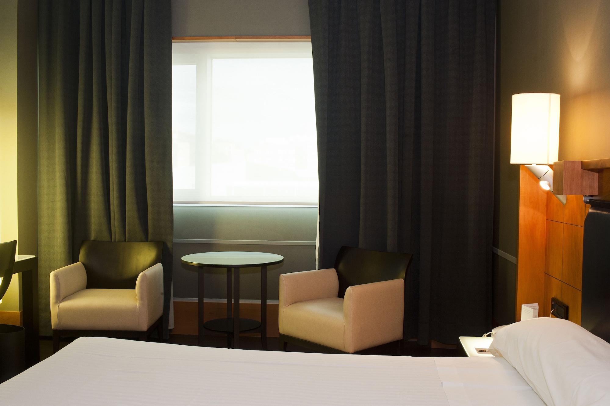 Gran Hotel Lakua Vitoria-Gasteiz Exterior foto A room at the hotel