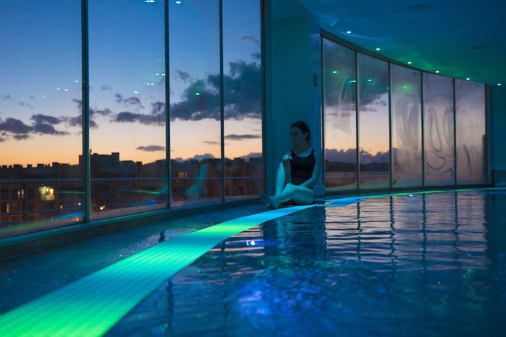Gran Hotel Lakua Vitoria-Gasteiz Exterior foto The Sky Pool