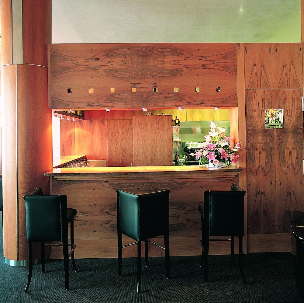 Gran Hotel Lakua Vitoria-Gasteiz Exterior foto The bar at the restaurant