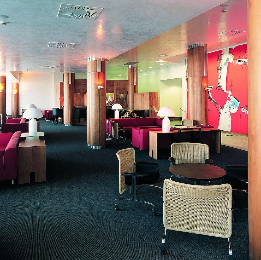 Gran Hotel Lakua Vitoria-Gasteiz Exterior foto The lounge at the airport
