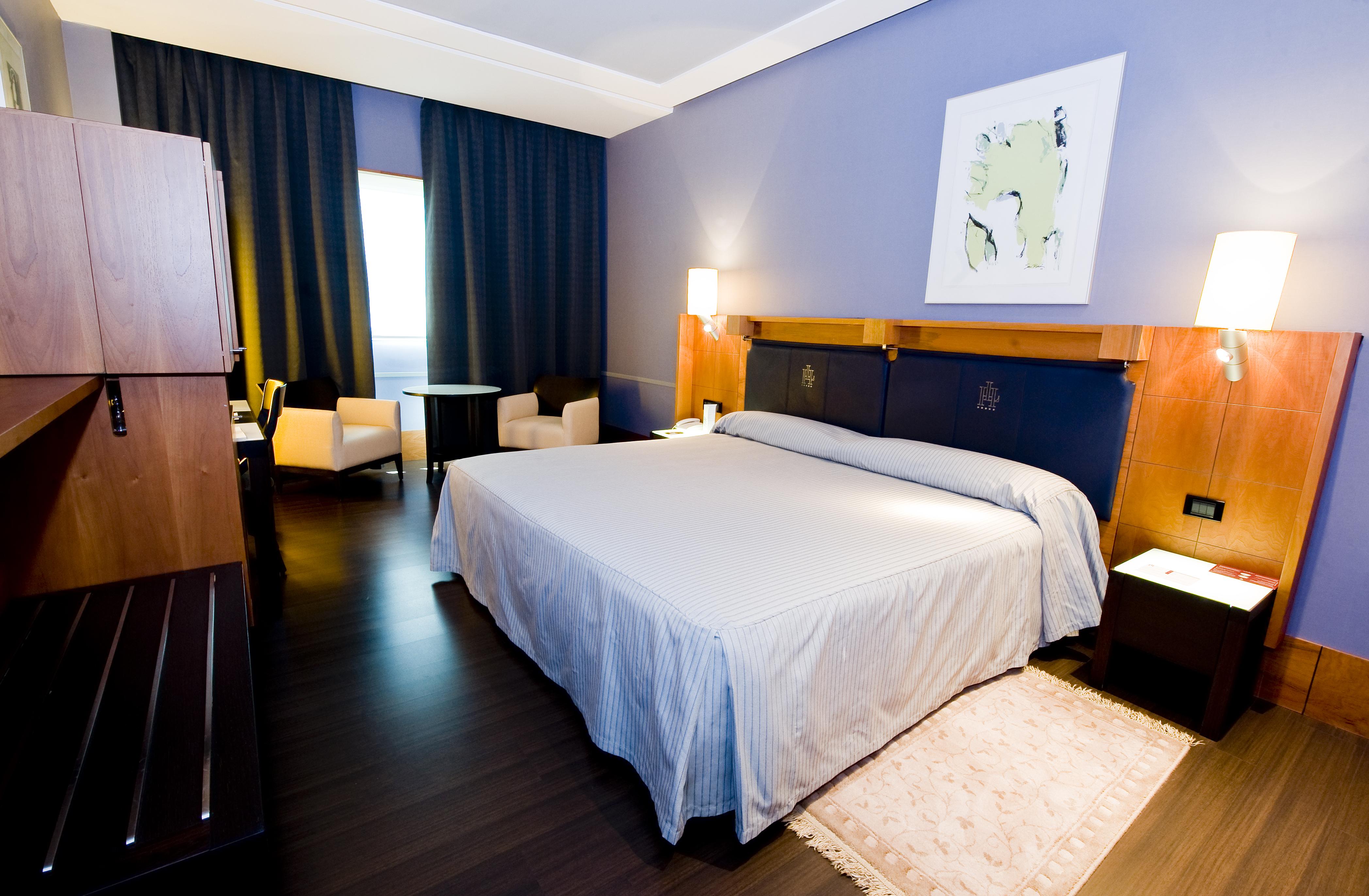 Gran Hotel Lakua Vitoria-Gasteiz Zimmer foto A room at the hotel