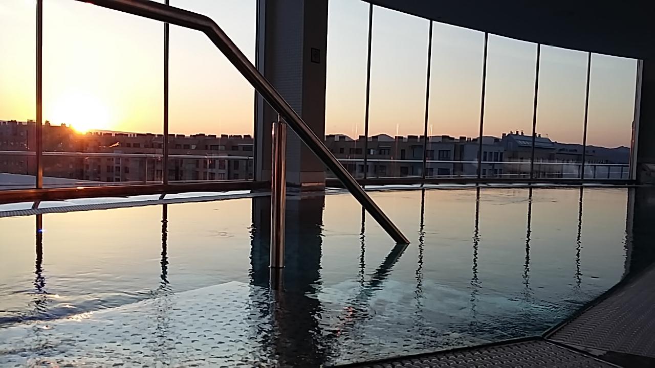 Gran Hotel Lakua Vitoria-Gasteiz Exterior foto The rooftop pool at the hotel