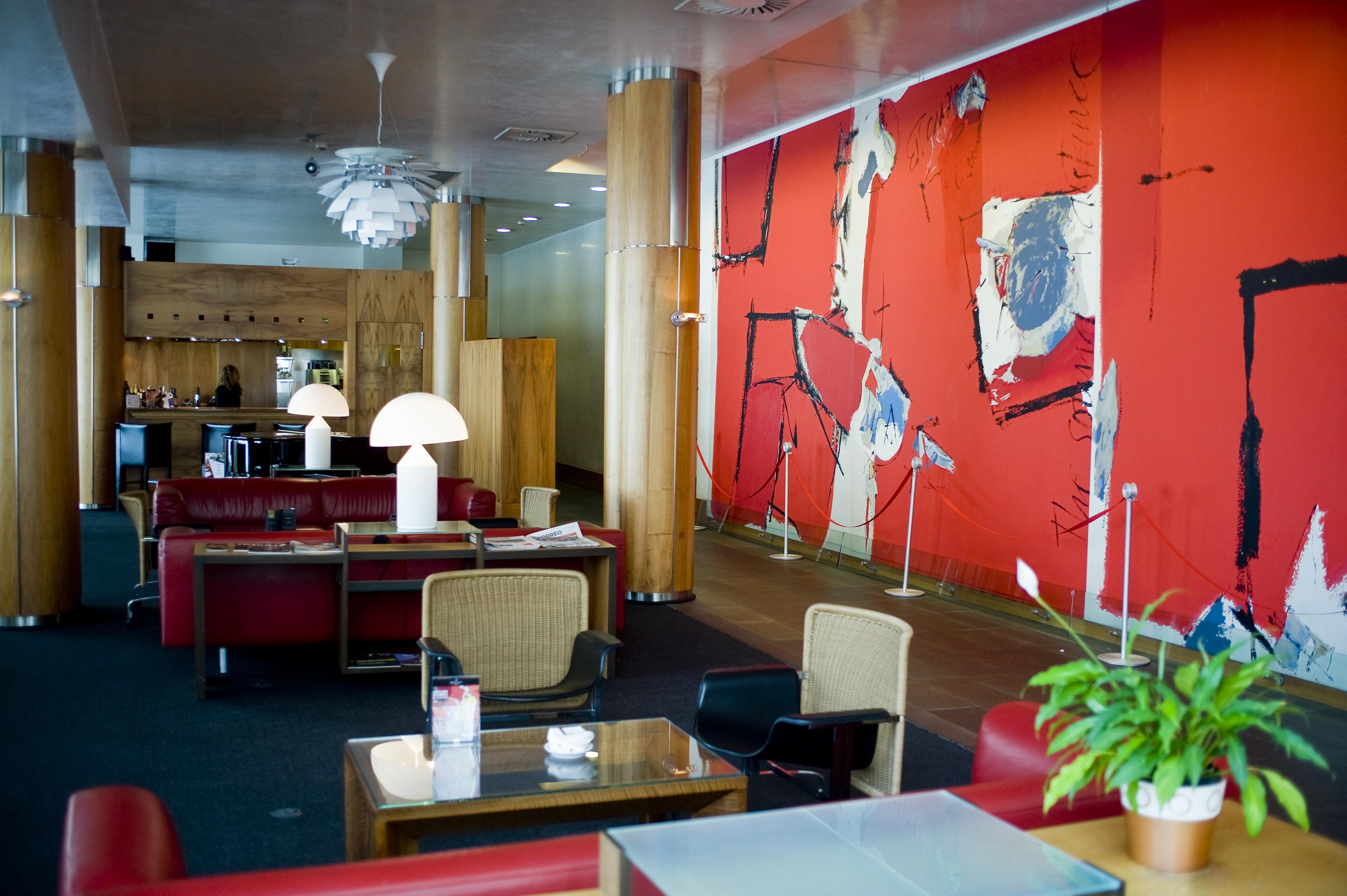 Gran Hotel Lakua Vitoria-Gasteiz Exterior foto The lounge at the airport