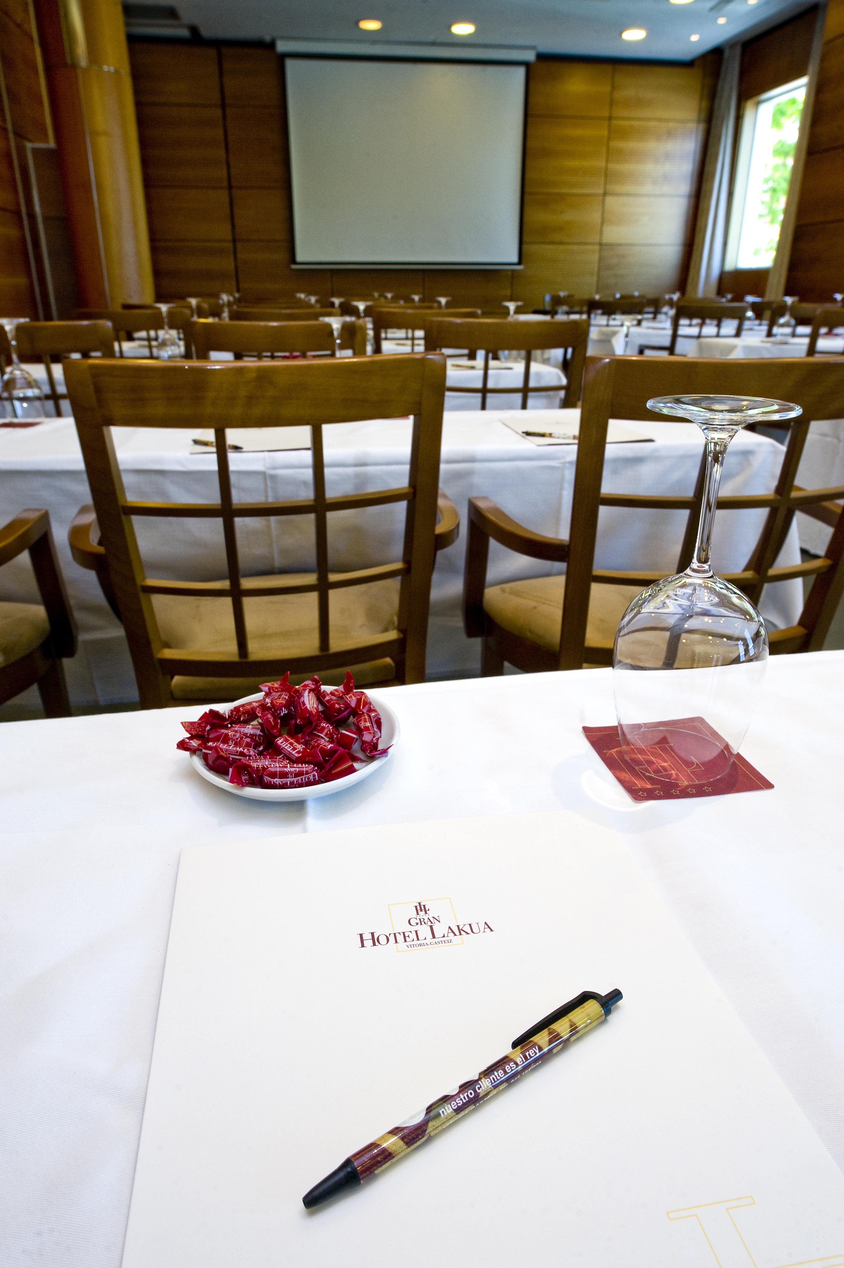 Gran Hotel Lakua Vitoria-Gasteiz Exterior foto A bowl of rose petals at a wedding