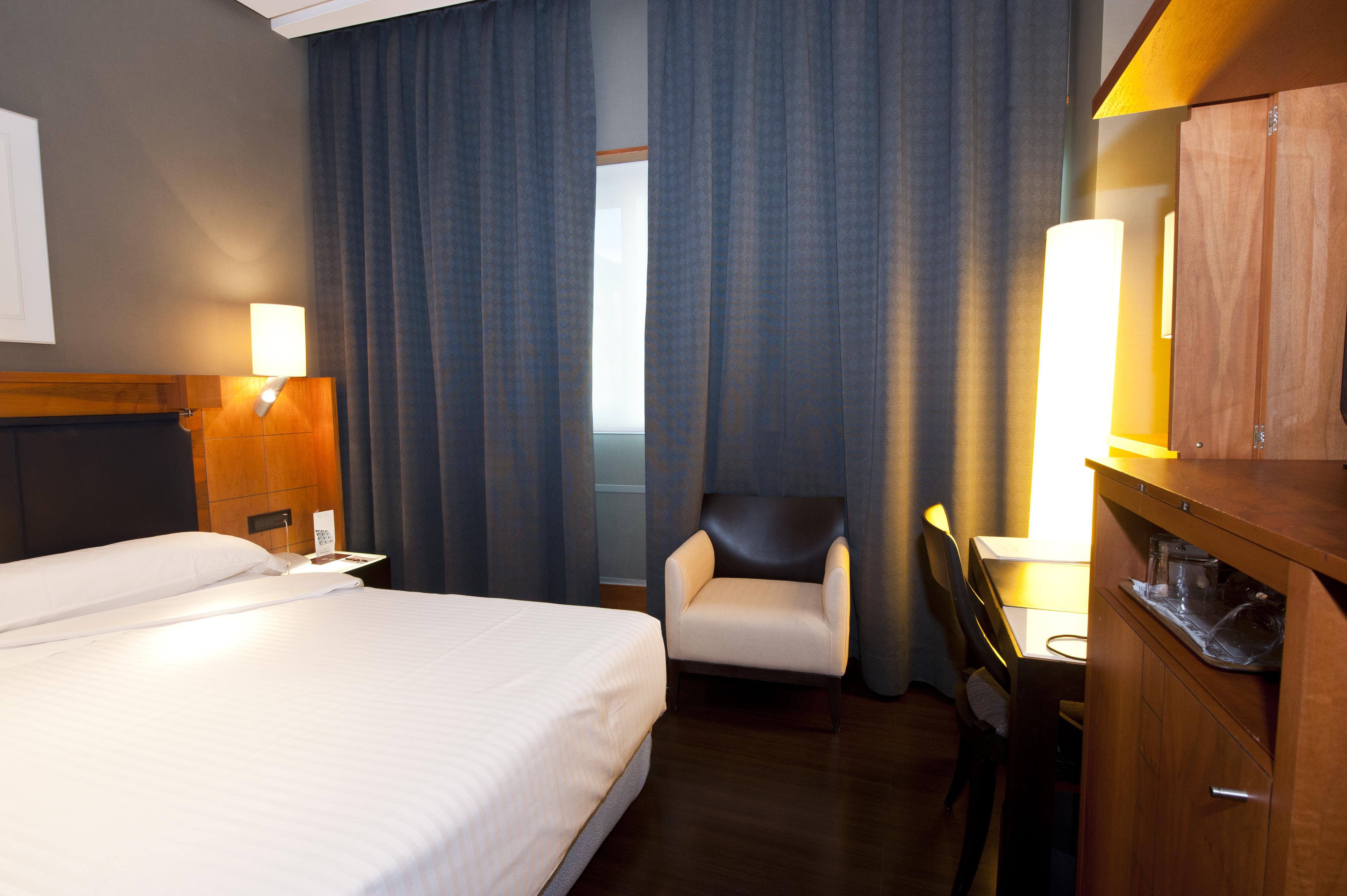 Gran Hotel Lakua Vitoria-Gasteiz Exterior foto A room at the hotel
