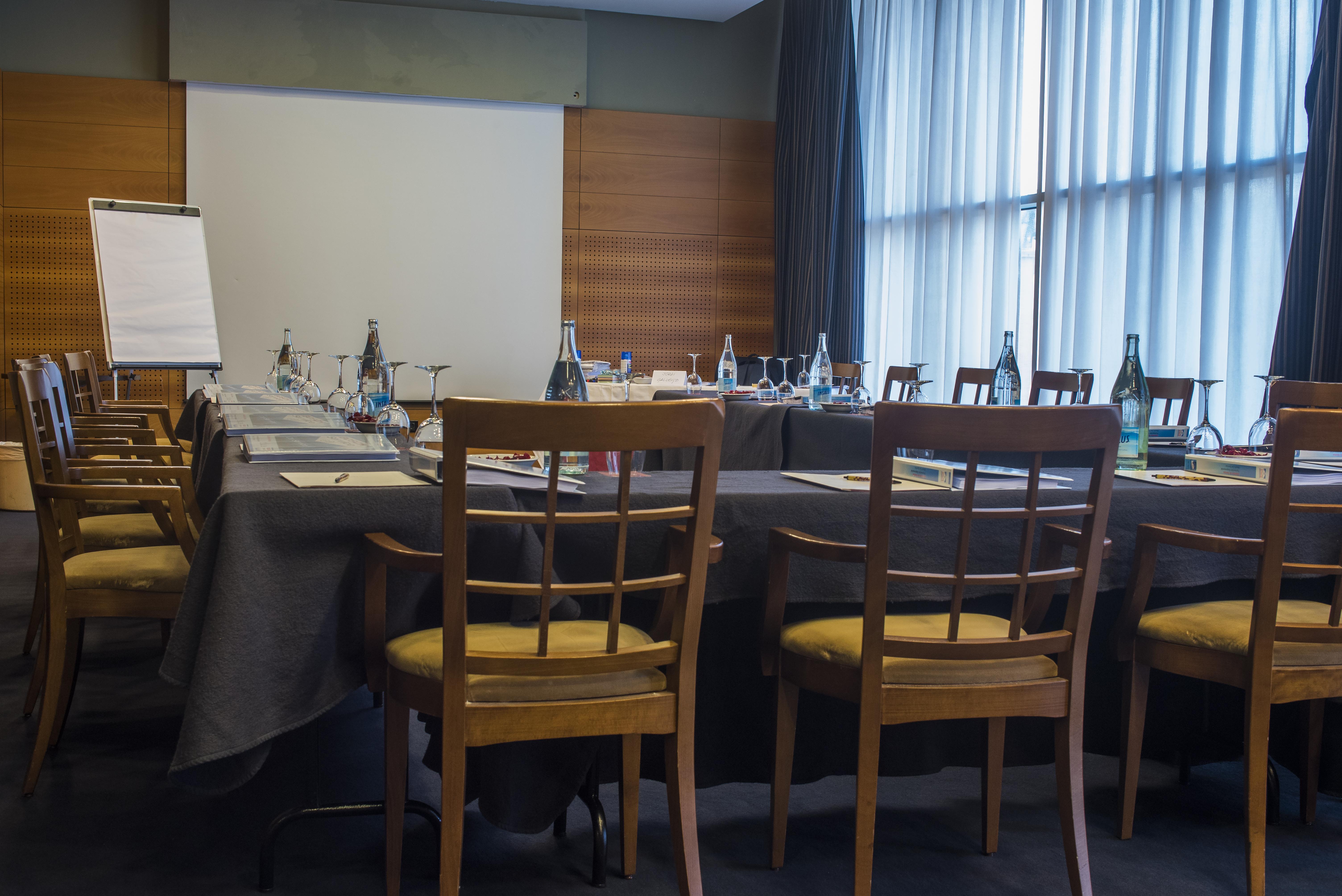Gran Hotel Lakua Vitoria-Gasteiz Exterior foto A meeting room at the hotel