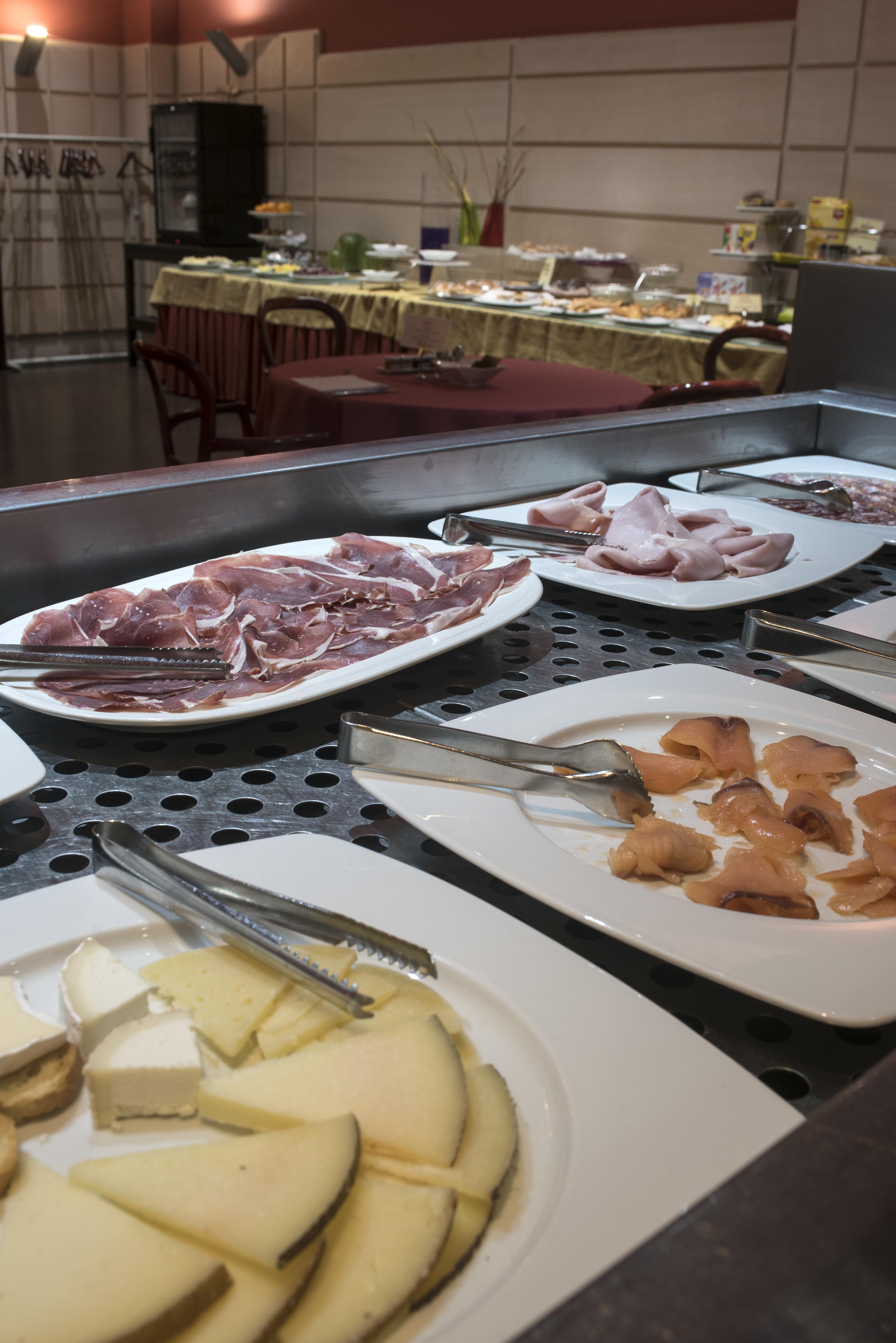 Gran Hotel Lakua Vitoria-Gasteiz Exterior foto Cold cuts