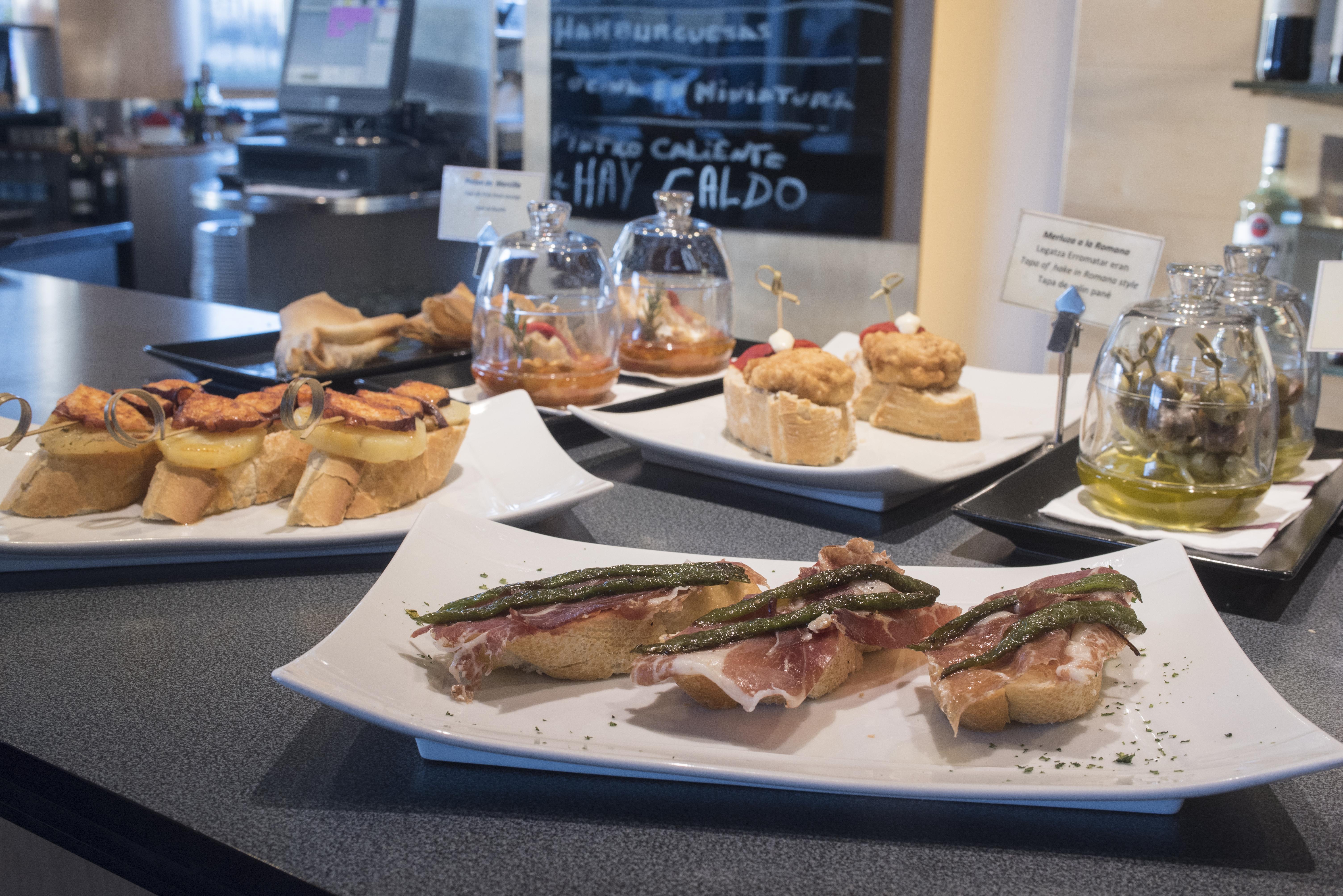 Gran Hotel Lakua Vitoria-Gasteiz Exterior foto Pintxo tapas