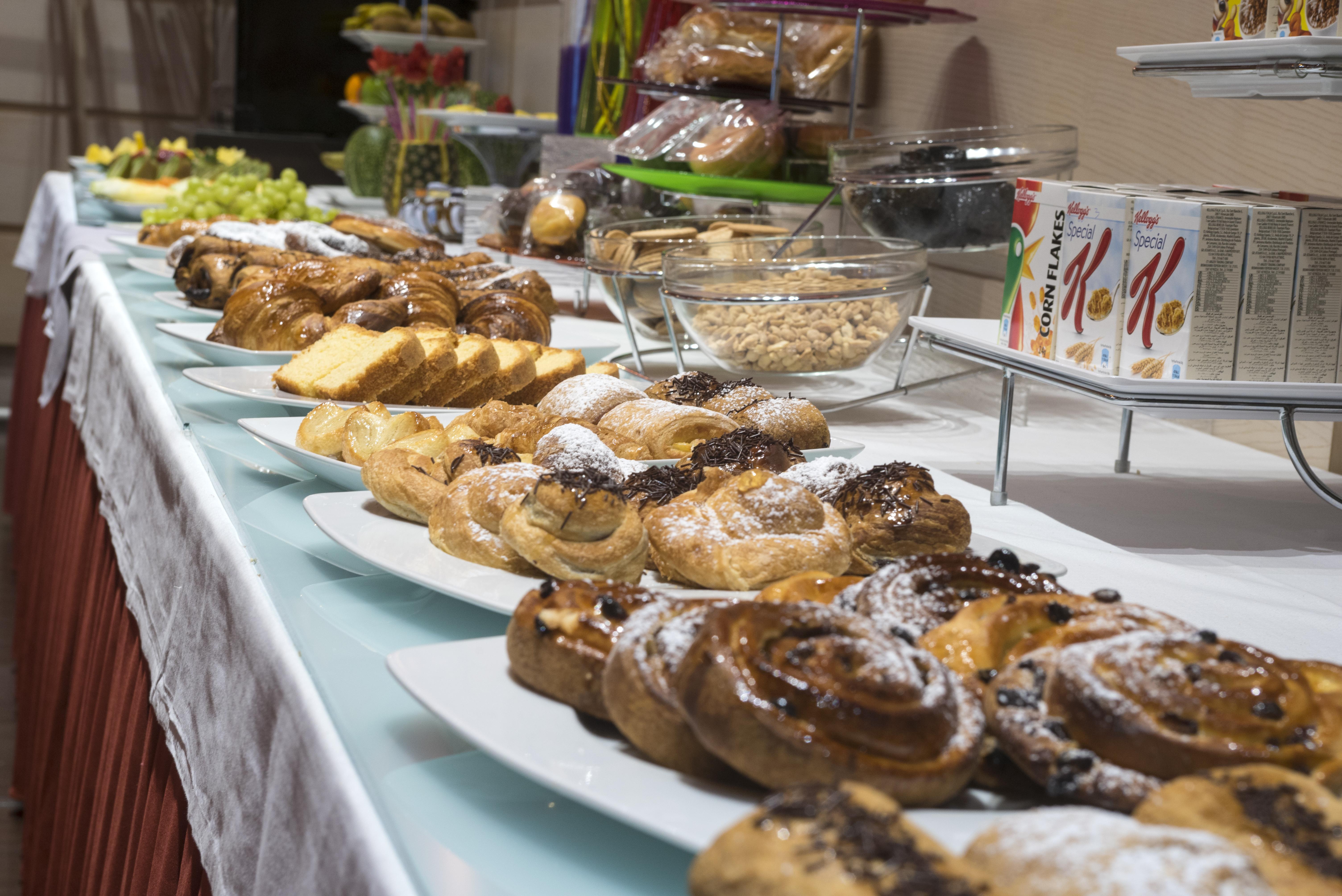 Gran Hotel Lakua Vitoria-Gasteiz Exterior foto A buffet of pastries