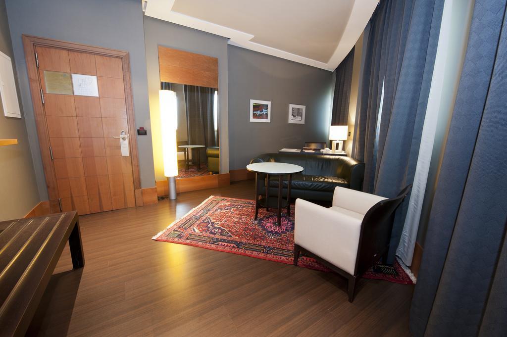 Gran Hotel Lakua Vitoria-Gasteiz Exterior foto A suite at the hotel