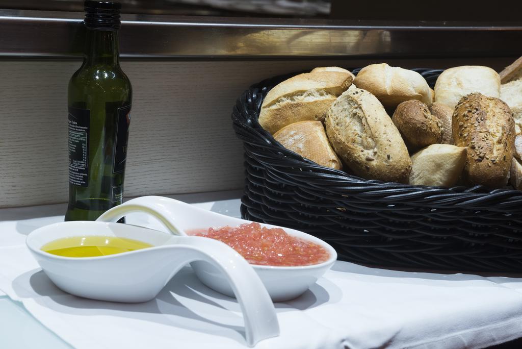 Gran Hotel Lakua Vitoria-Gasteiz Exterior foto Olive oil and bread