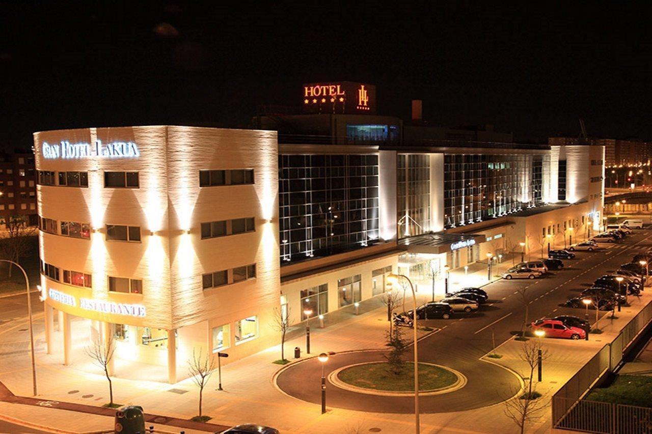 Gran Hotel Lakua Vitoria-Gasteiz Exterior foto The hotel at night